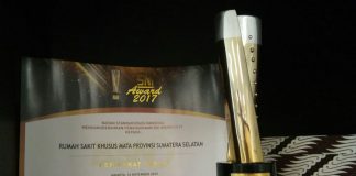 Piala SNI dari Badan Standarisasi Nasional kepada RSK Mata Provinsi SUmsel